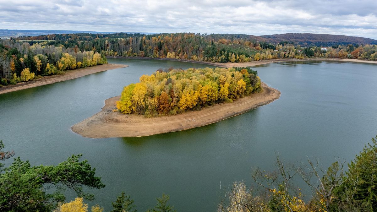 FOTO: V Seči chybí voda. Ostrov se skoro dotýká pevniny